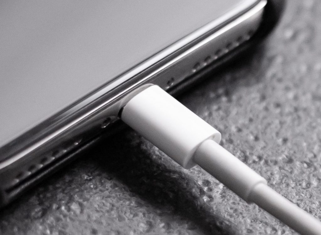 iPhone 13 : Apple aurait économisé 6 milliards d'euros en retirant le  chargeur et les écouteurs