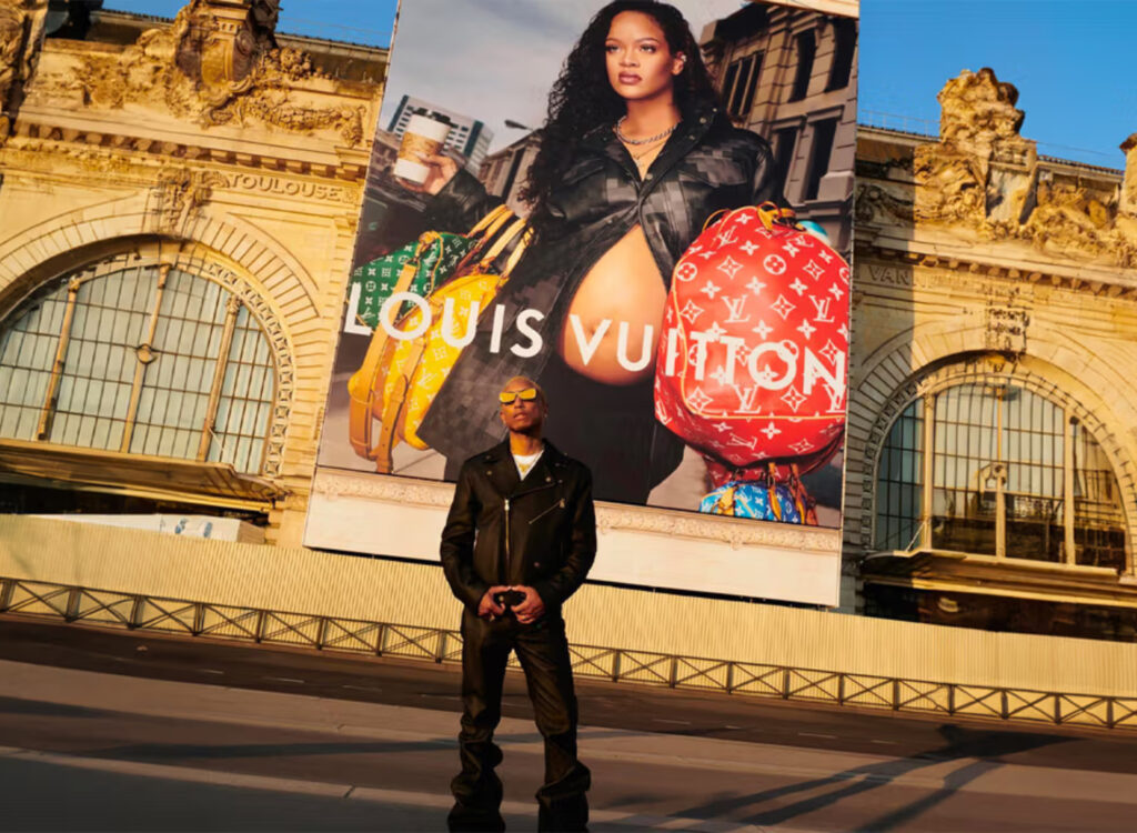 Rihanna pose enceinte pour la nouvelle collection Louis Vuitton de Pharrell  Williams – URBAN FM 104.5